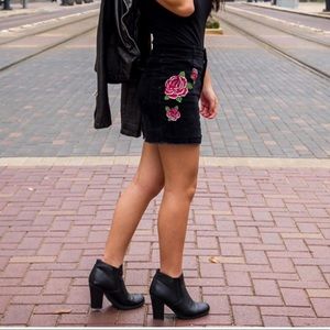 Denim skirt with rose details